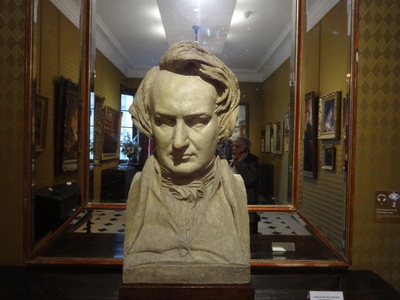 Hugo bust